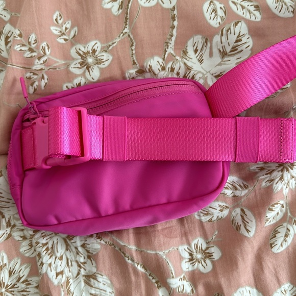 Lululemon Everywhere Belt Bag 1L Sonic Pink - Picture 5 of 6